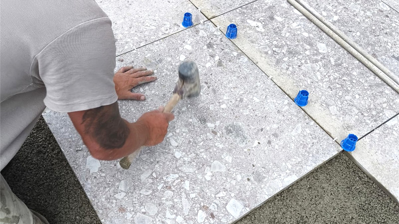 Verlegen von Terrassenplatten auf vorbereitetem Untergrund